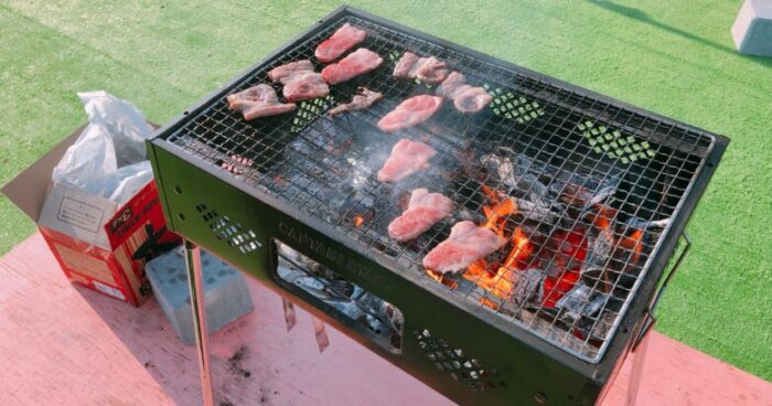 バーベキューコンロでお肉を焼いている