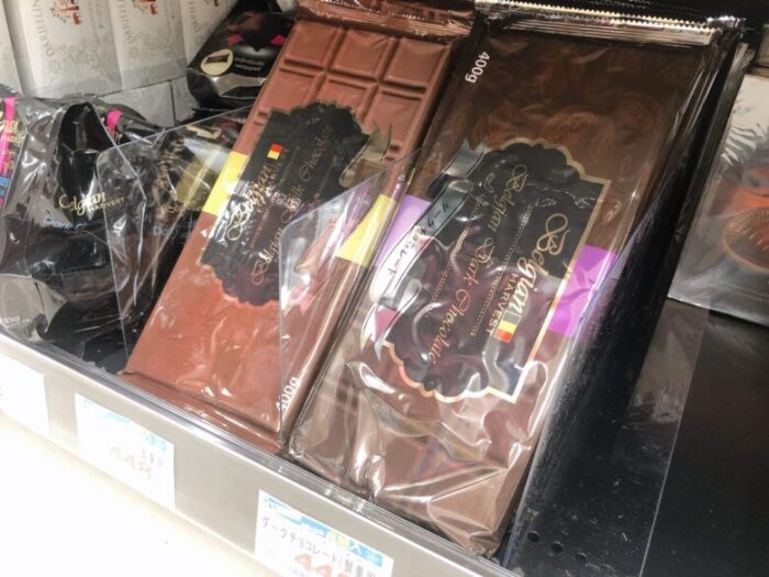 海外のチョコレートが陳列されている