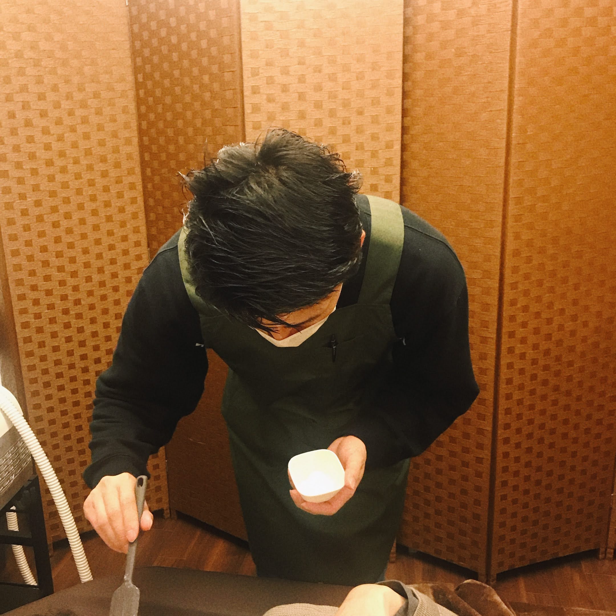脱毛を受ける前にジェルを塗っている
