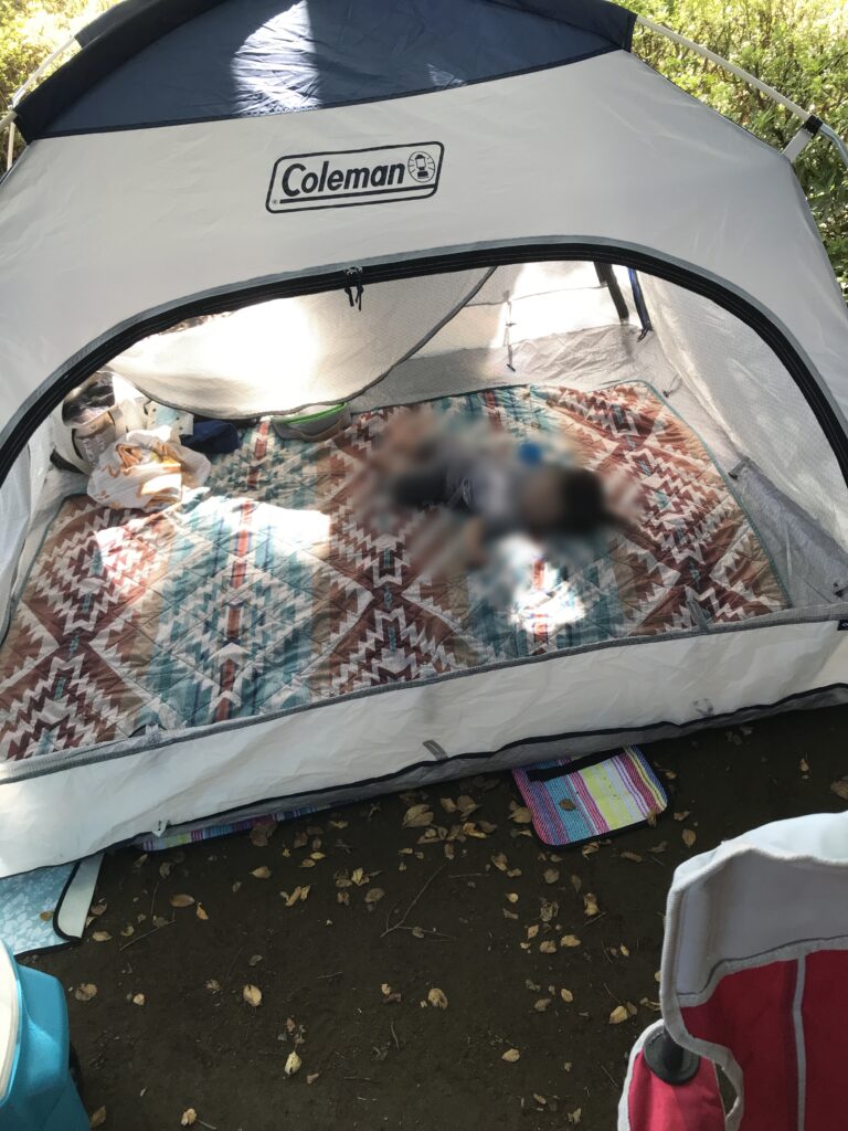 テントで寝る子供