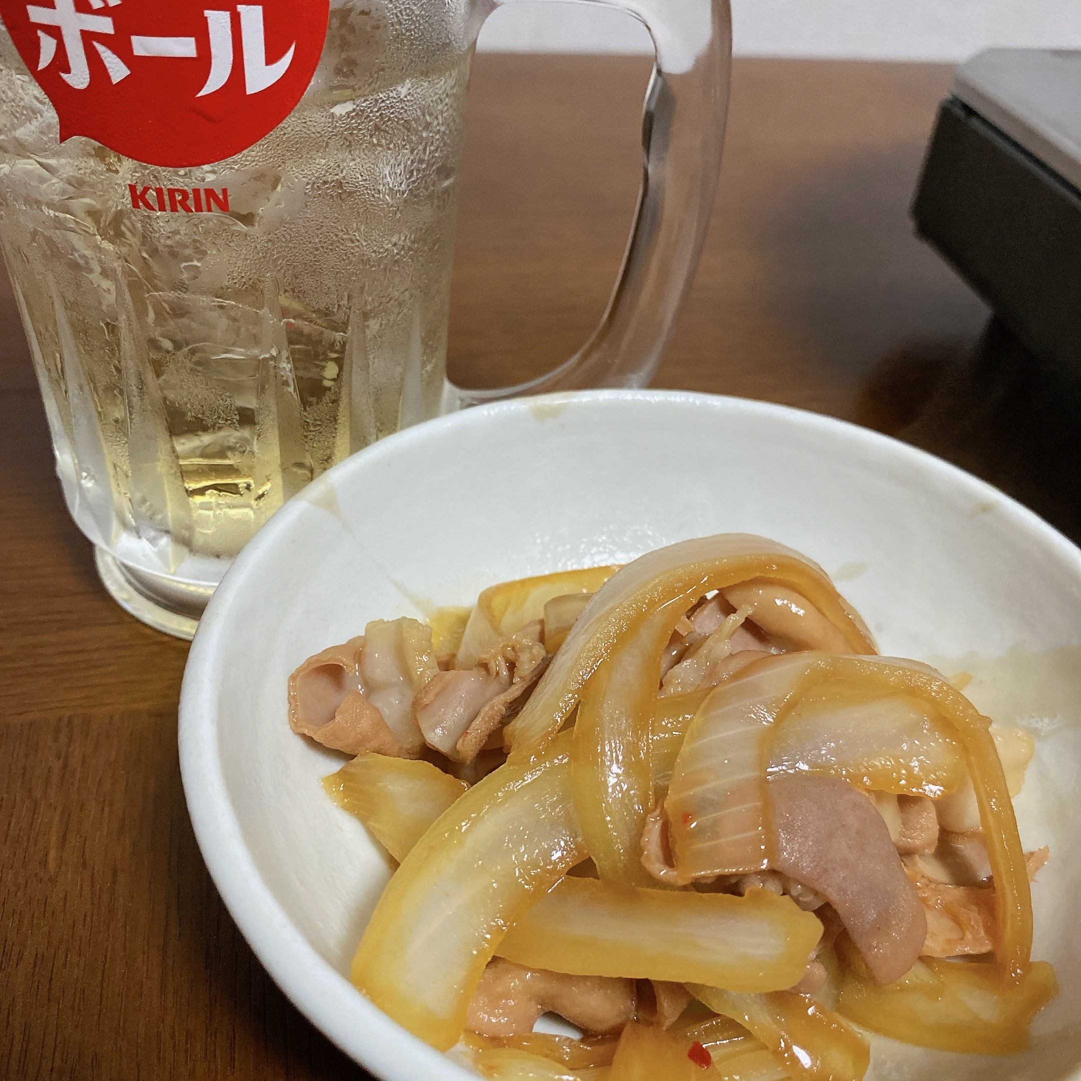 もつ鍋とお酒が並んでいる