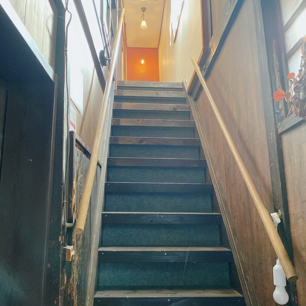 2階のお店へ続く階段