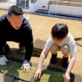 業者さんと子供で芝を張っている