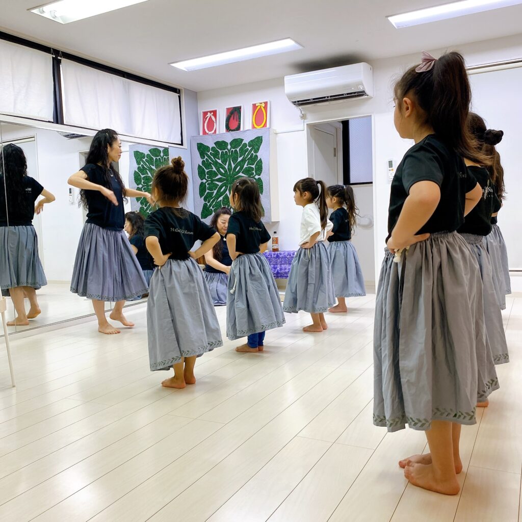 子供達がフラダンスを習っている