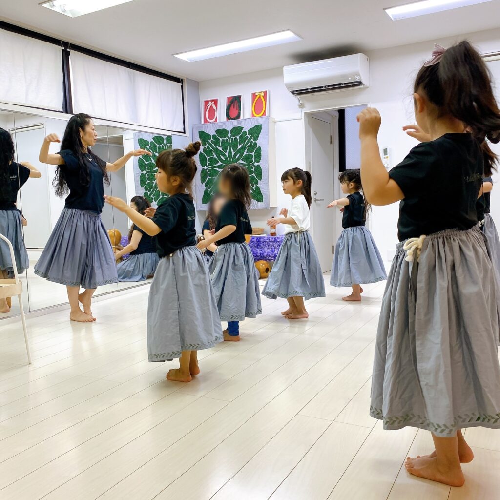 子供達がフラダンスを習っている