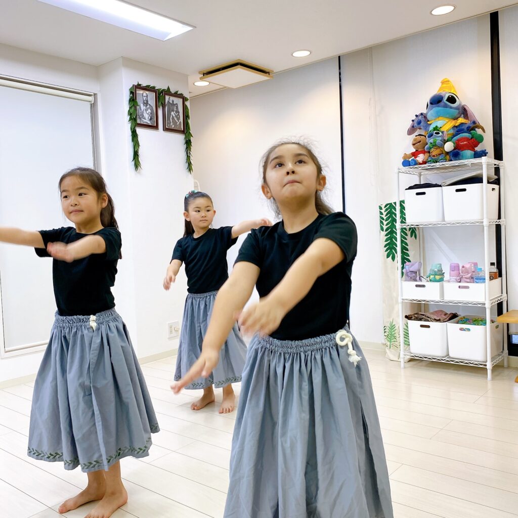 小学生がフラダンスをならっている