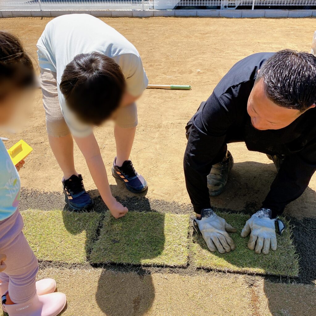 子供達と芝A張っている