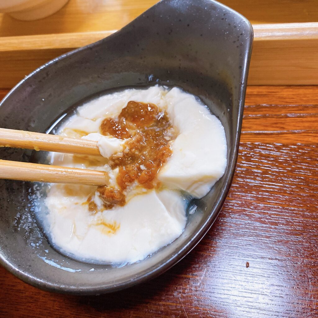 お豆腐に醬油麹が乗っている