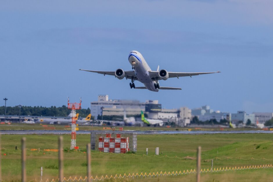 離陸する飛行機