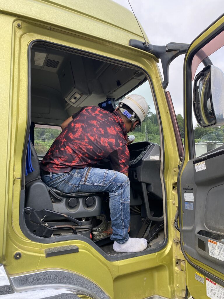 運転席に載る職員