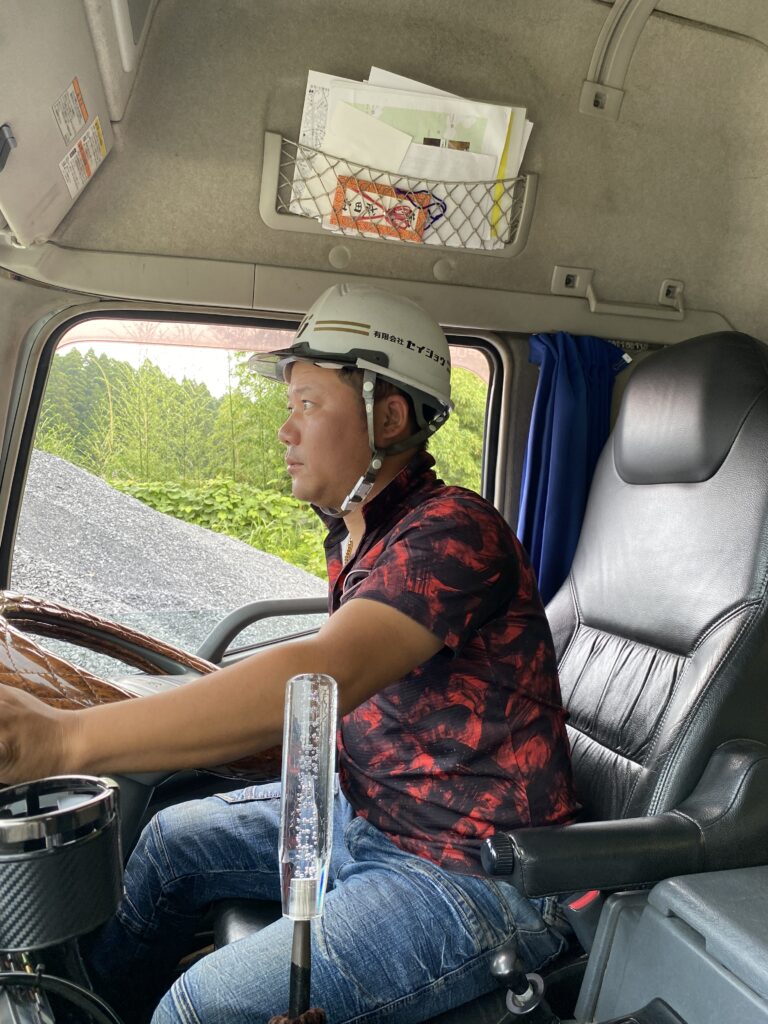 大型ダンプの運転手