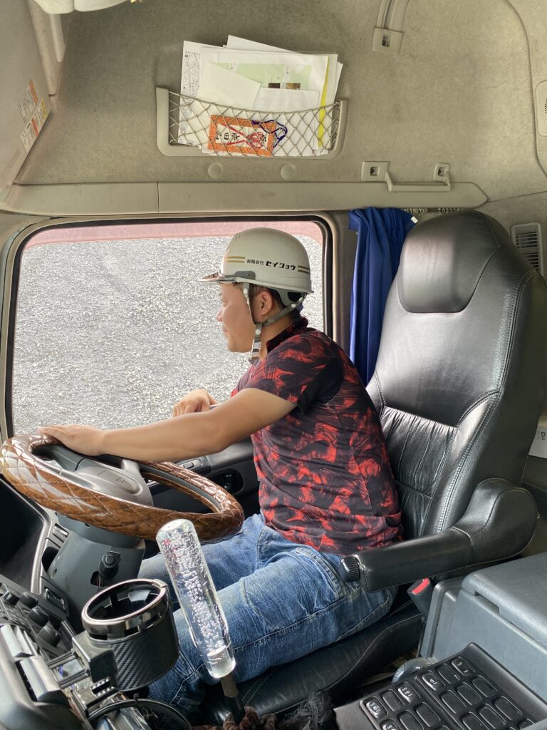 ダンプを運転している職員