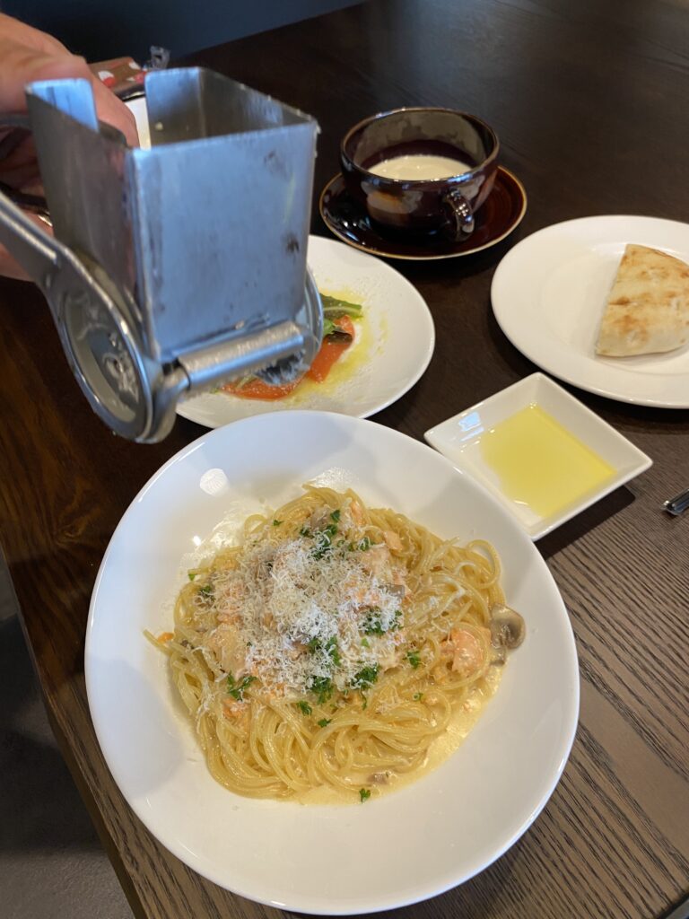 チーズをかけている