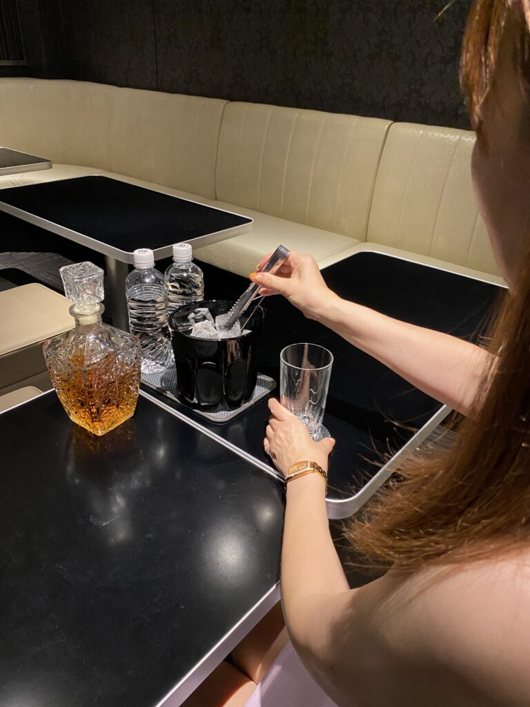 お酒を造っているシーン