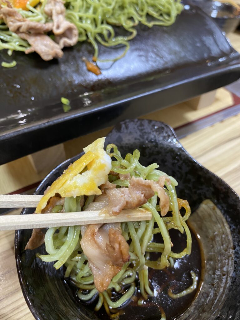 瓦そばを甘つゆにつける