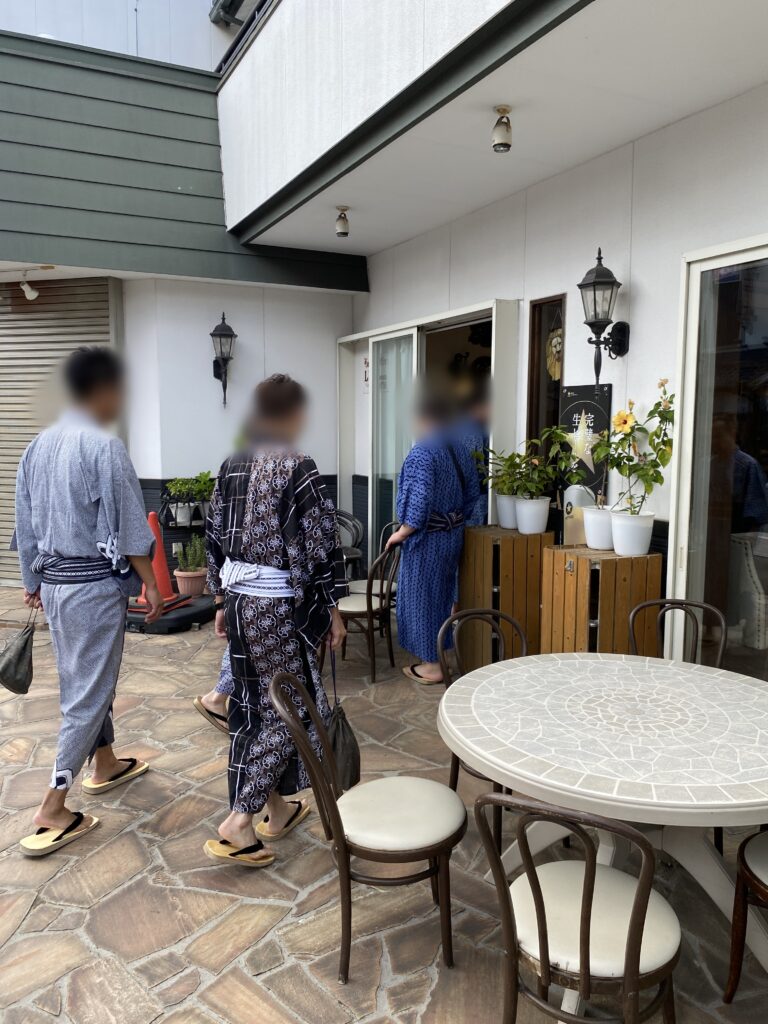 レストランの中へ入る