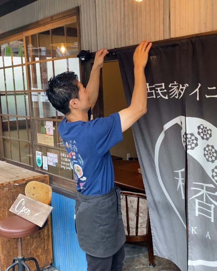 暖簾を出している