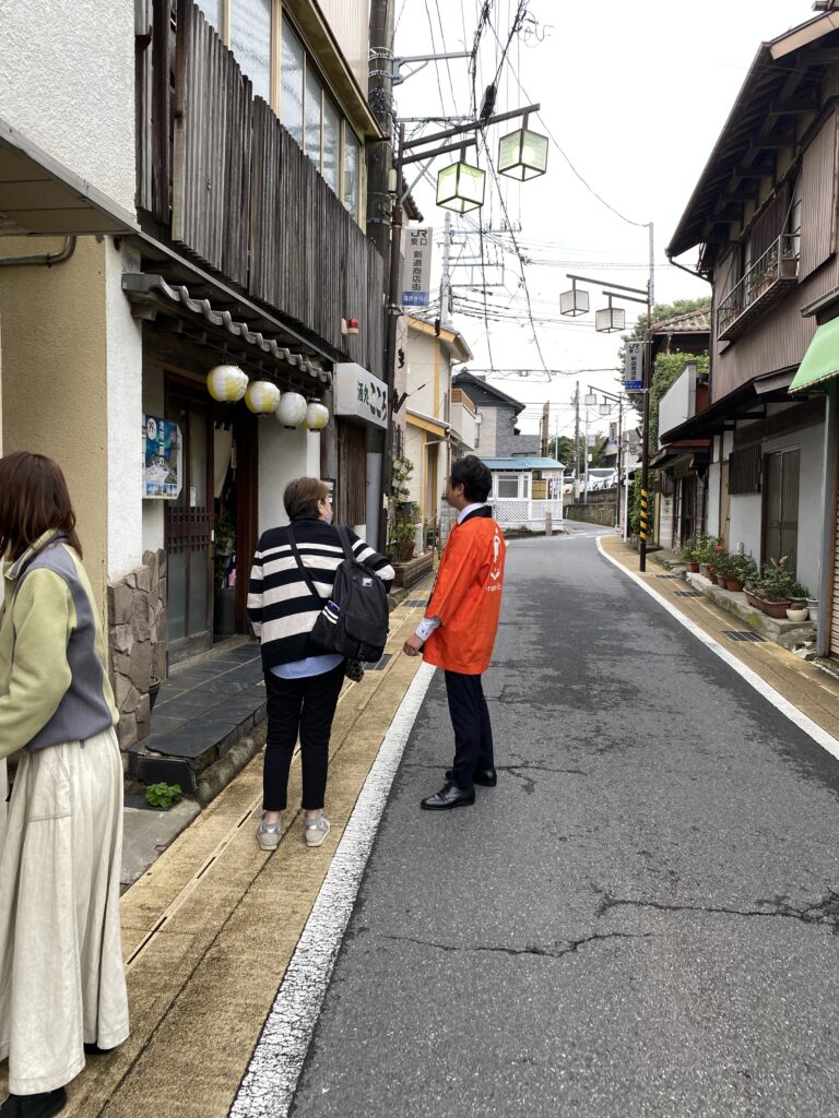 路地で談笑している