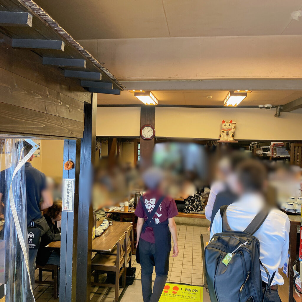 川豊本店の店内