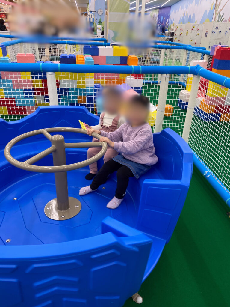 こどもがあそんでる