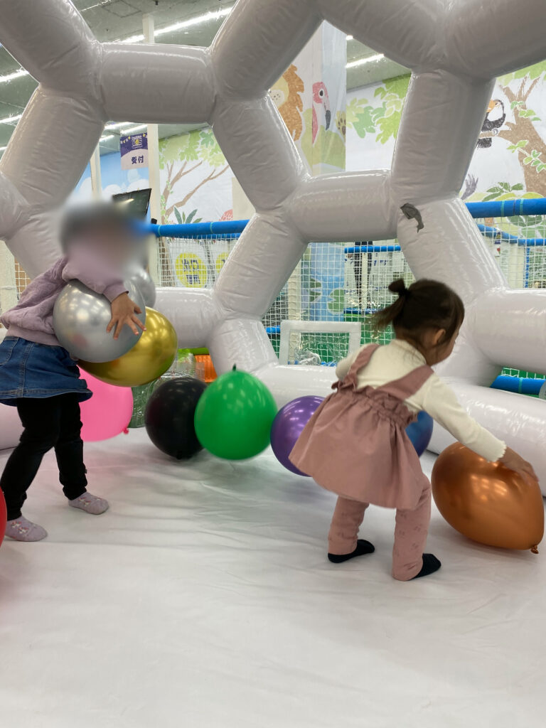 風船で遊んでる