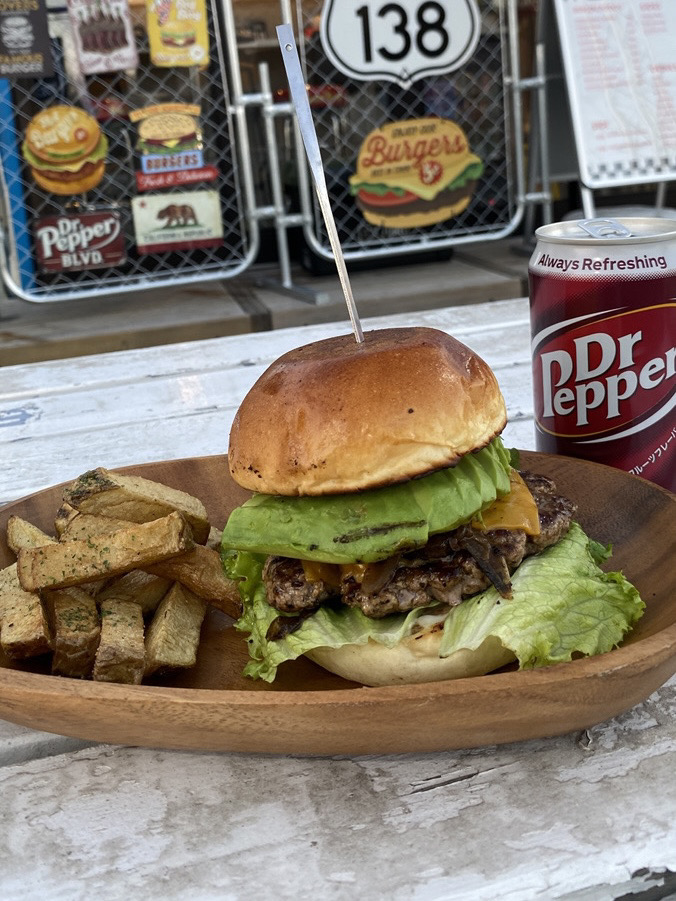 アボカドチーズバーガー