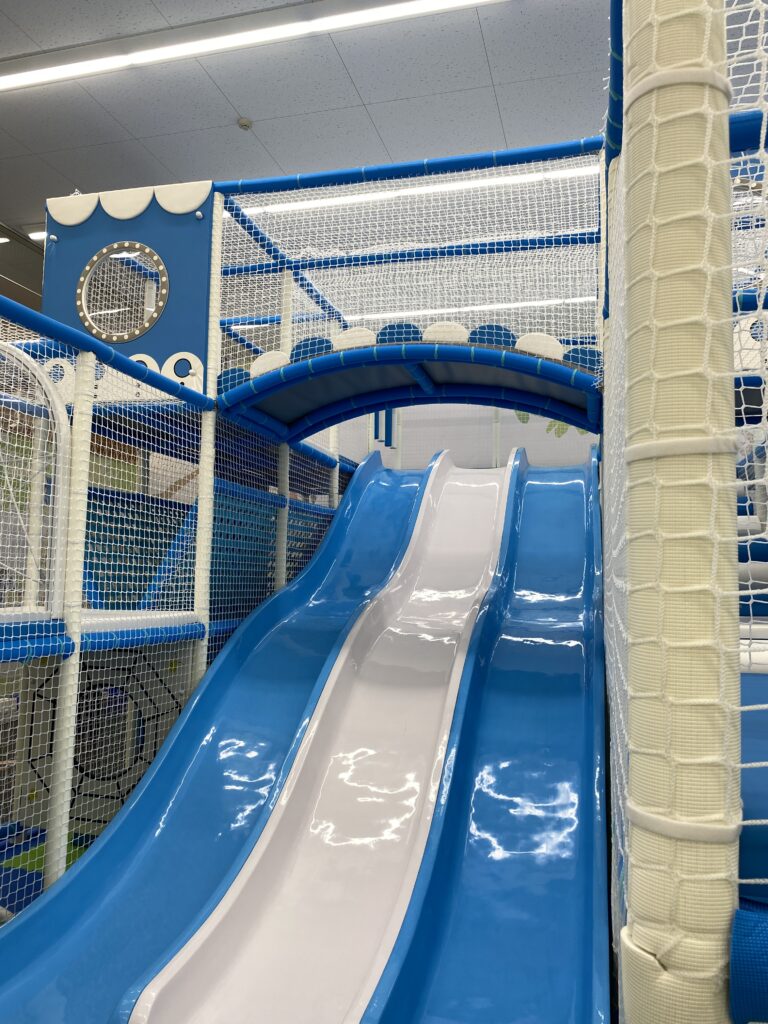 キッズランドUS千葉富里店のすべり台