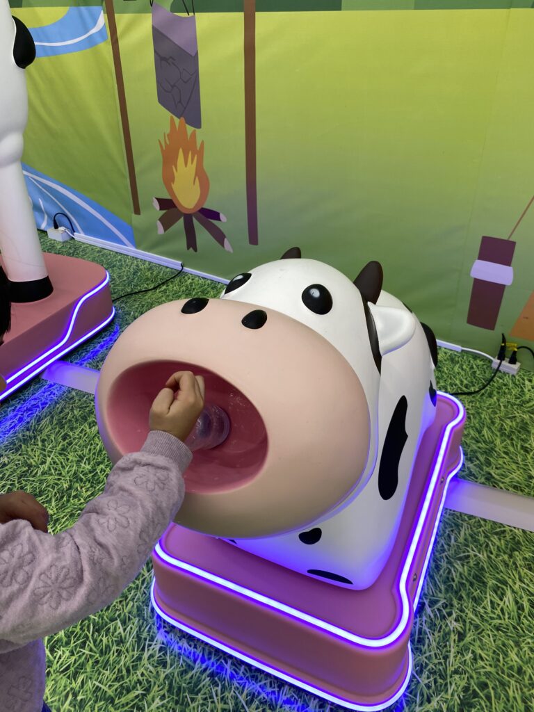 牛にミルクをあげている