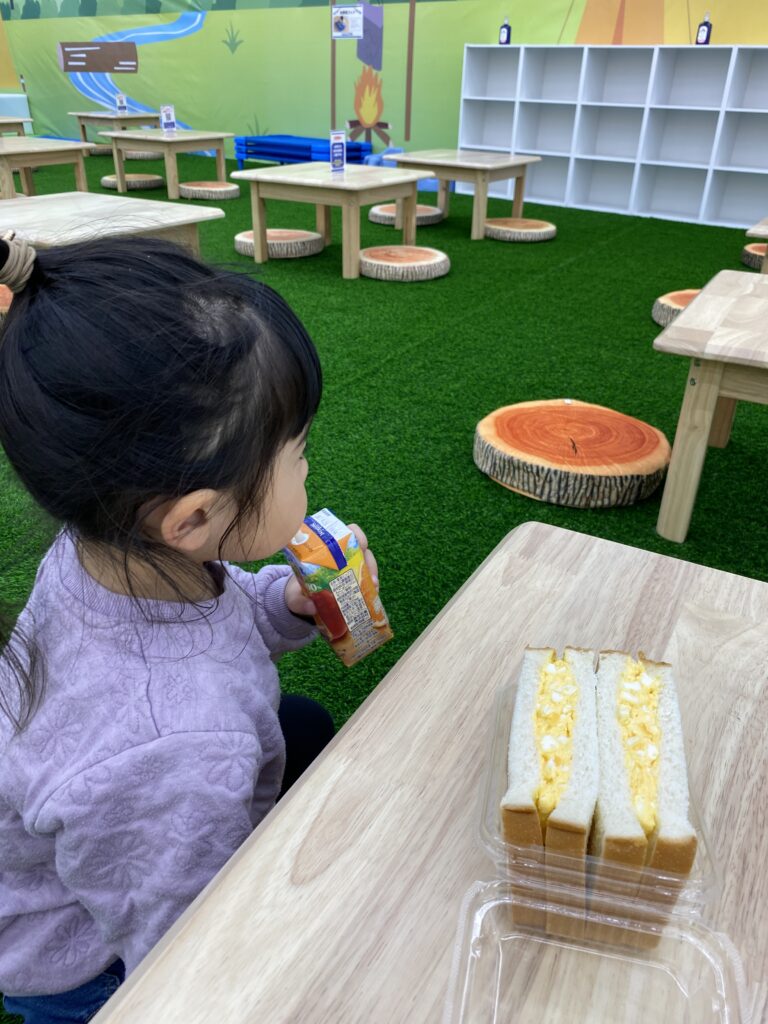 キッズランドUS千葉富里店の食事スペース