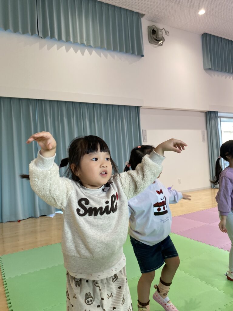 子供が踊っている