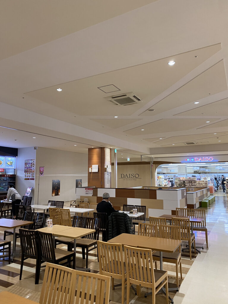 イオンタウン成田富里のフードコート