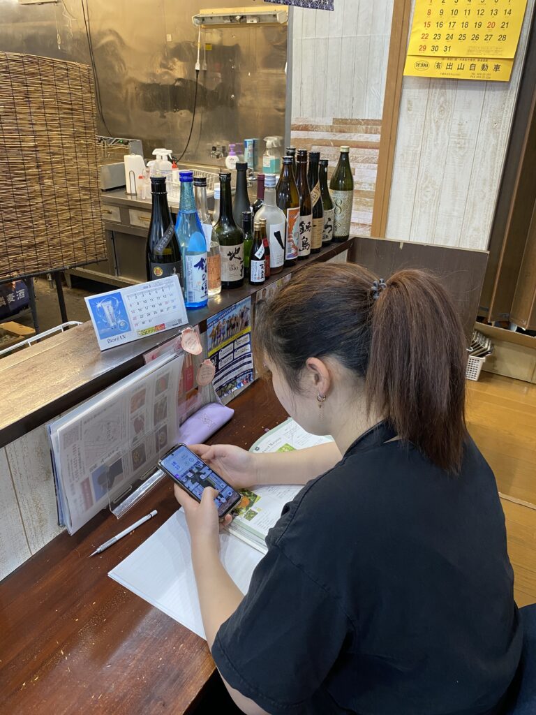 スマホをいじっているみーちゃん