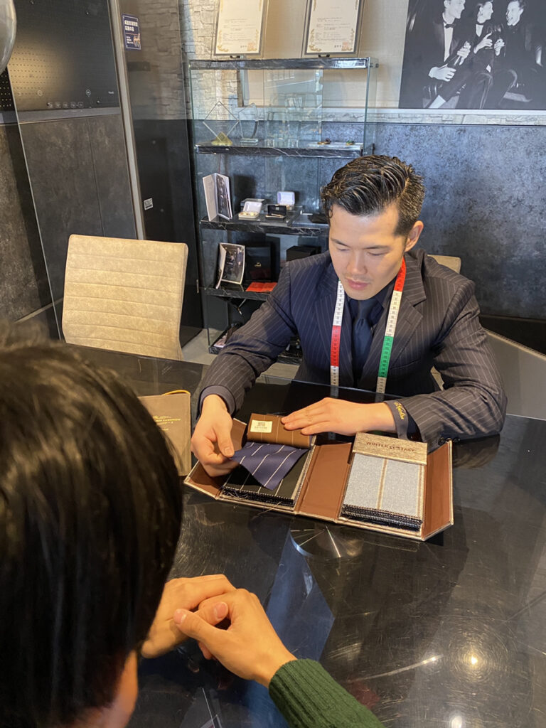 生地を選んでいる