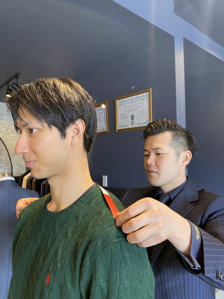 採寸をしている様子