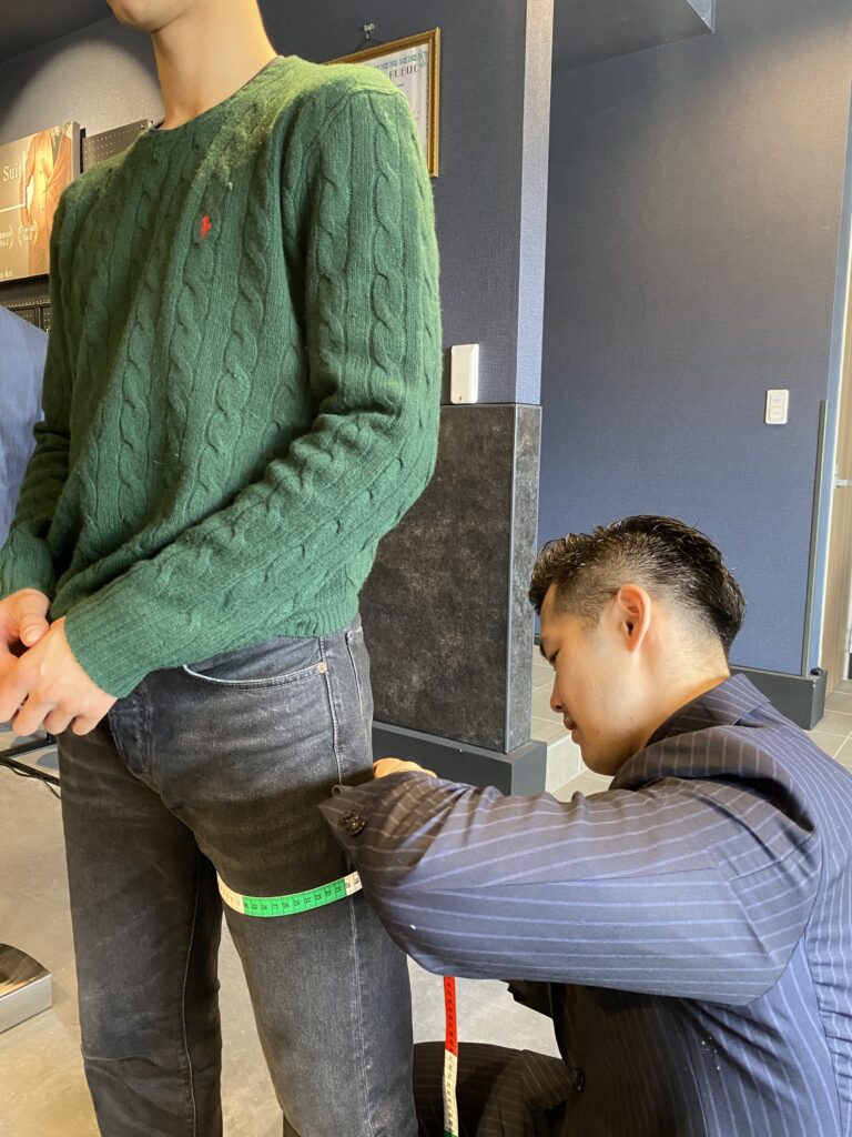 採寸をしている様子