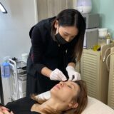 眉毛いじってる