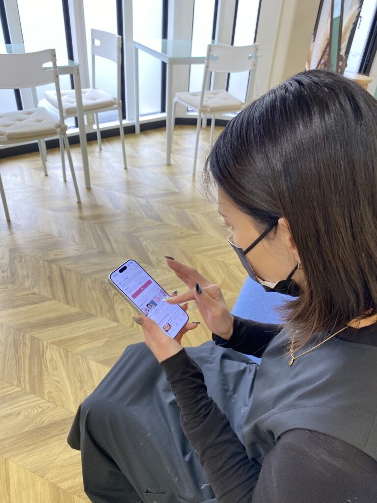 携帯見てる女性