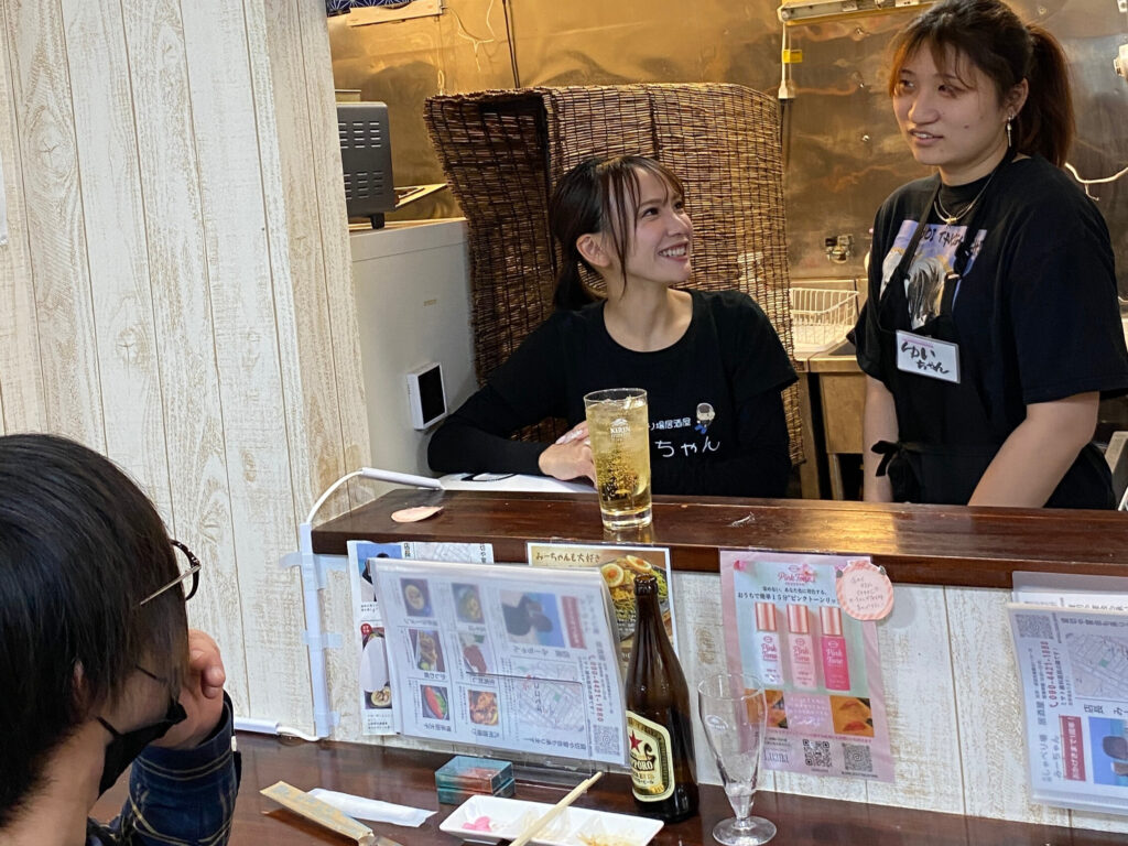 お客さんと談笑