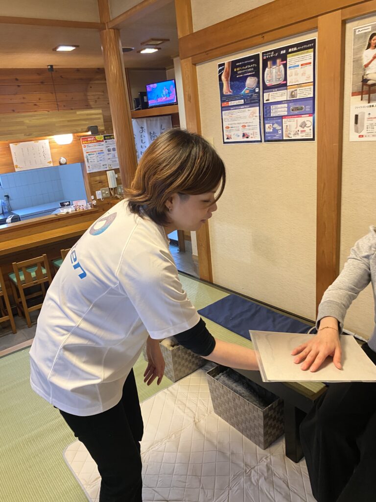 手を合わせてる