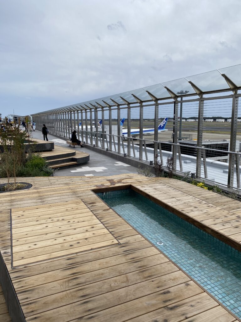 飛行機を見ながら入る足湯