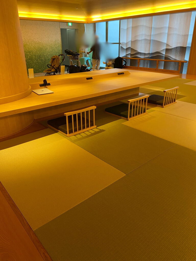 居の間のコンセントが使える席