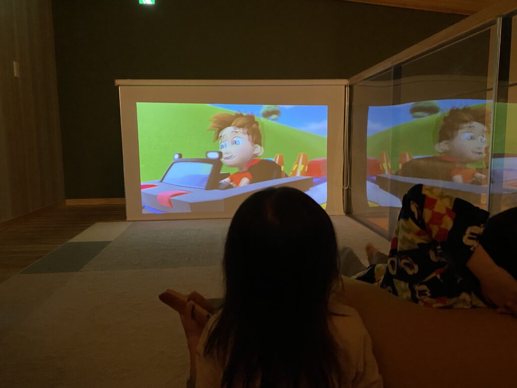 HABITA2階でプロジェクターを見る