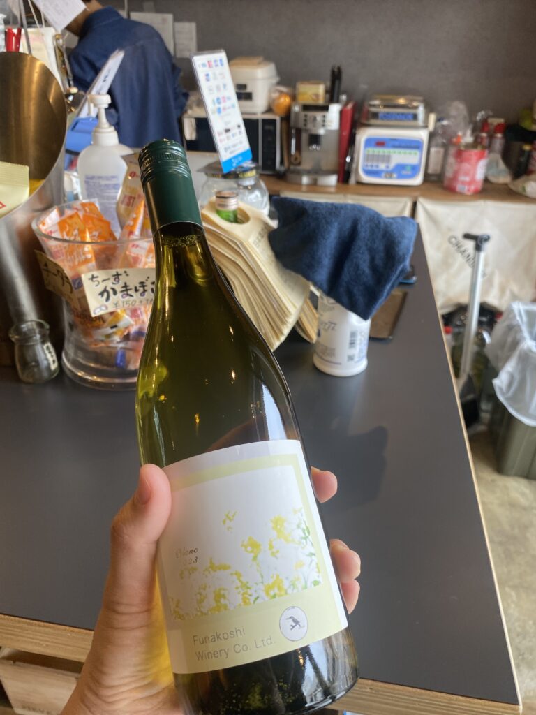 ワインを持ってる