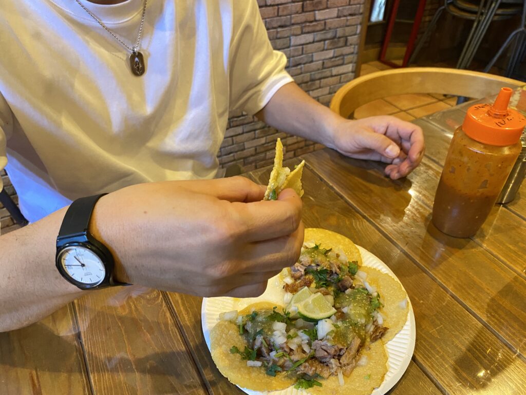 タコスを食べる