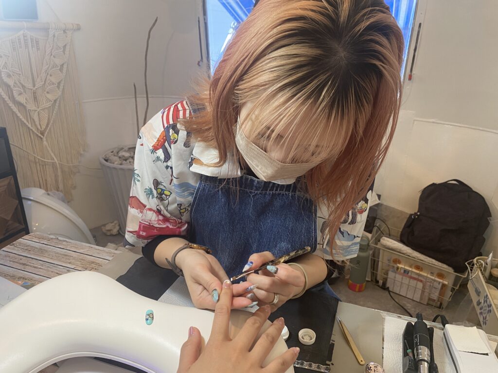 ネイルしてもらっている