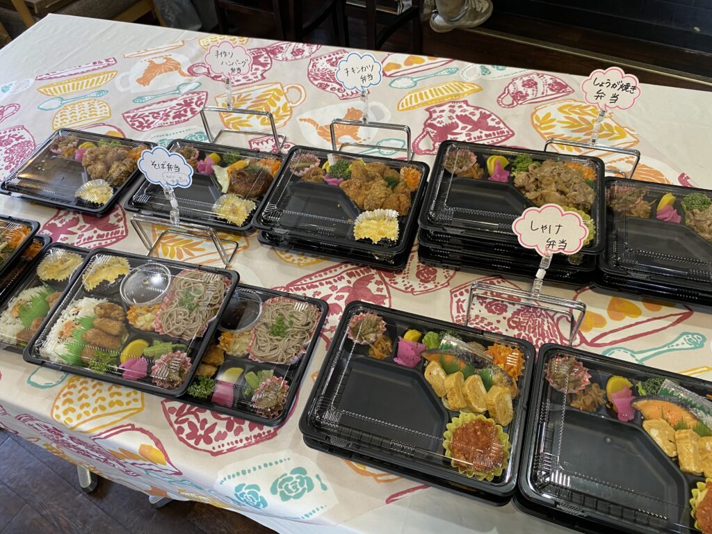 お店に並ぶ手作りの日替わり弁当