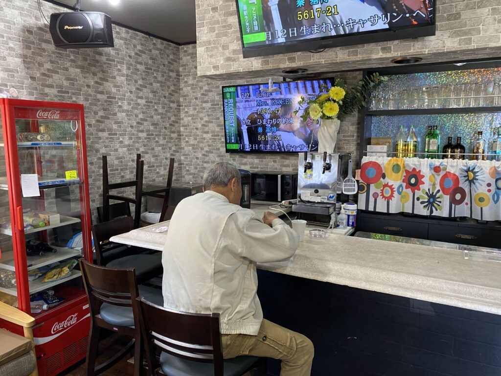 イートインする男性