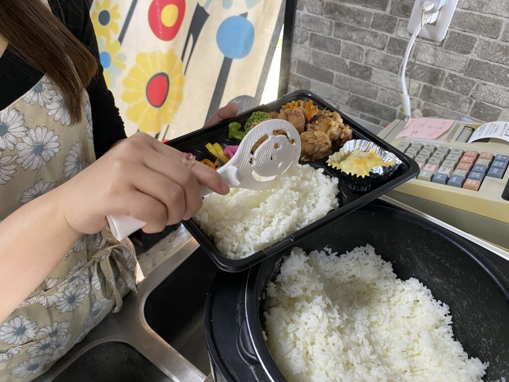 お弁当購入後にご飯をつめている