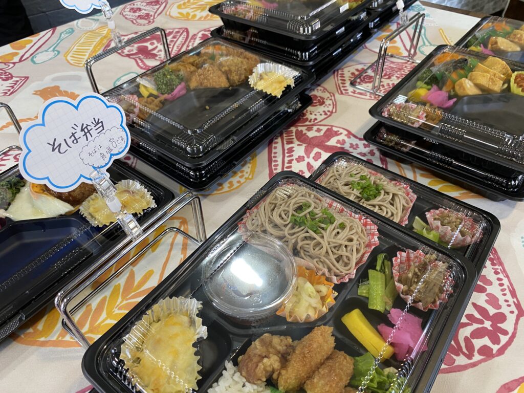 お店に並ぶ手作りの日替わり弁当