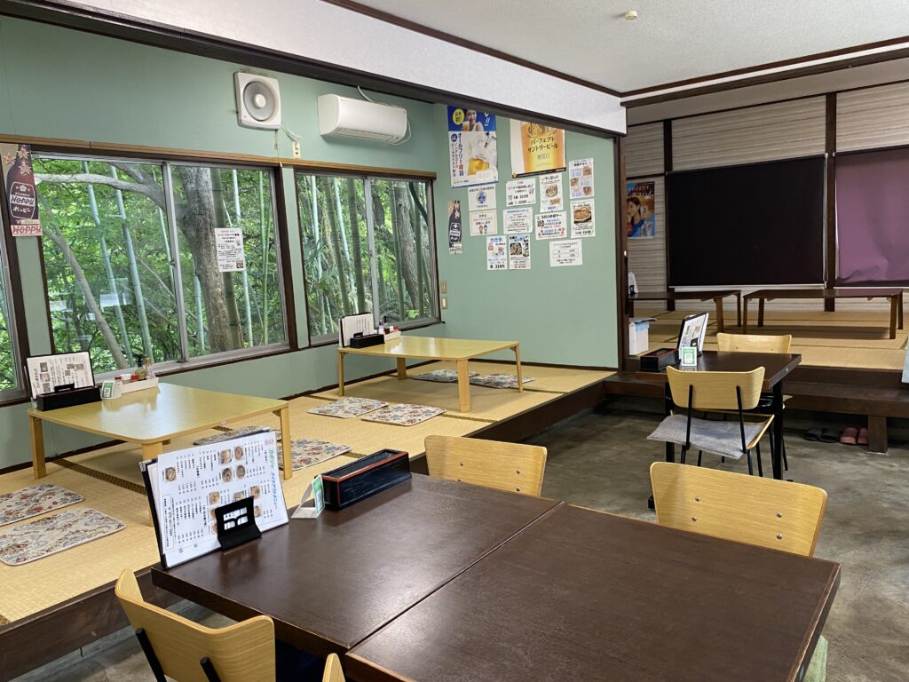 カボジャのテーブル席と座敷